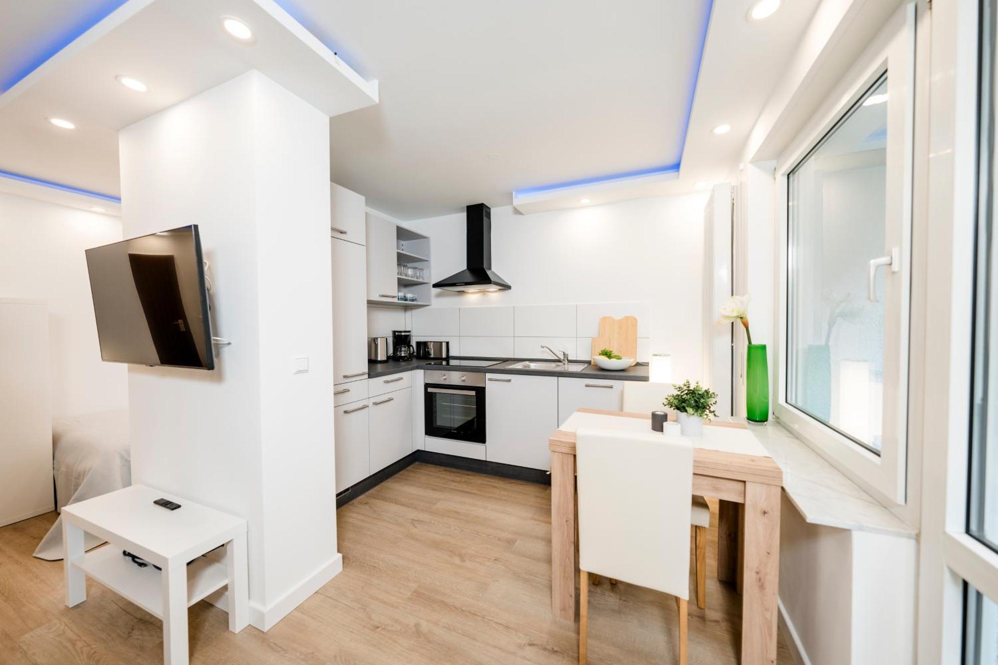 Bellabene Modernes Studio Apartment In Zentraler Lage Mit Terrasse, Parkplatz, Smarttv Pforzheim Exterior foto